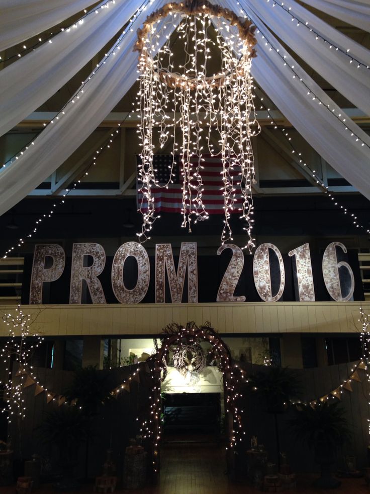 the entrance to prom 2016 is decorated with lights