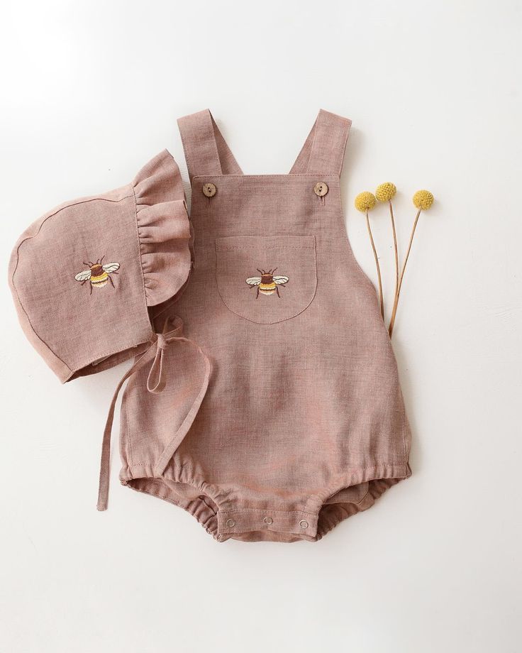 🐝 BUMBLEBEE EMBROIDERY 🐝 I am so happy you are loving our new Bumblebee embroidery 💛 it’s just the cutest, isn’t it 💛 it fits both boys and girls outfits 💛 here featured is a lovely order with this embroidery added - Straps Pinafore and Ruffle Brimmed Bonnet in Rose Smoke linen Embroidery On Baby Clothes, Baby Clothes Embroidery, Embroidery Kids Clothes, Embroidery Baby Clothes, Bumblebee Embroidery, Clothes For Baby Girl, Fall Baby Clothes, Kids Dress Patterns