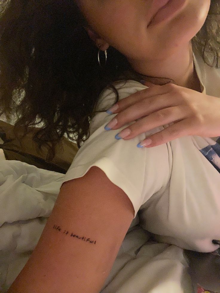 a woman with her arm wrapped around the wrist has a tattoo that reads, i'm not married