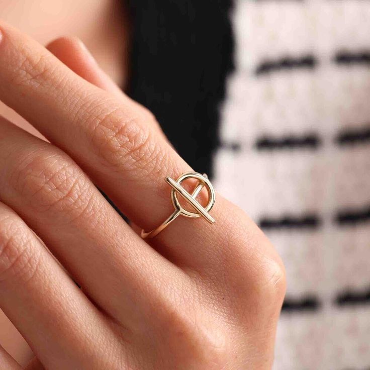 bar round ring, lock ring,fine ring solid gold, t lock ring ,Endless Ring,Valentine's Day Gift,Fashion Jewelry Ring,Gift for Her,Birthday Gift,Mother's Day Gift,Infinity Jewelry our product 8K,14K,18K,22K Solid Gold or you can choose your product as Hypo Allergenic, Nickel-Free, Anti-Charming Treated, Stamped Genuine 925 Sterling Silver. A very beautiful Infinity Ring with any personalized word engraved into the product of your choice. Perfectly deep engraved, ready to wear in your special moments.All our Silver products are electronically plated, do not tarnish and are 100% nickel free. Our gold products are sent with a certificate of the setting you choose. We guarantee you the best quality.We can also engrave other designs if you wish. Just send a message for a personalized design. ➤PRO Hermes Ring, Lock Ring, Minimal Ring, Infinity Jewelry, Have A Happy Day, Zierlicher Ring, Fine Ring, Rings Jewelry Fashion, Infinity Ring