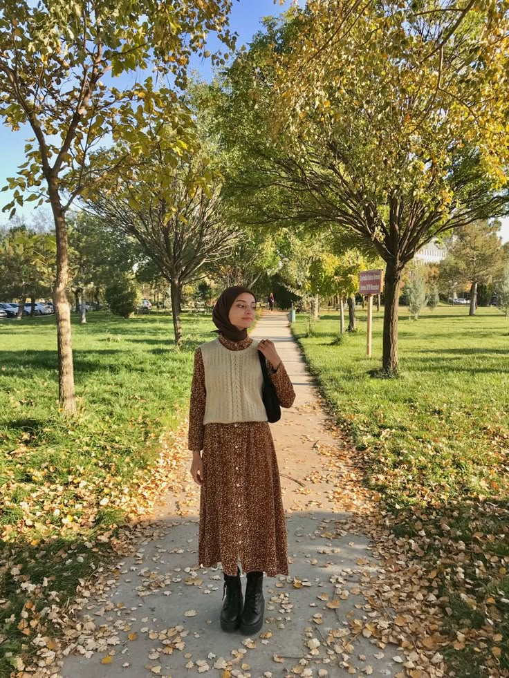 Hijabi Outfit Fall, Hijab Fashion Autumn, Vintage Hijabi Outfits, Japan Hijab Outfit, Modest Fall Outfits Muslim, Picnic Outfit Autumn, Modest Vest Outfits, Autumn Hijab Outfit Ideas, Fall Outfit Hijab