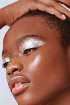 bold silver eye Editorial Make-up, Matte Make Up, Metallic Makeup, Silver Eyeshadow, White Makeup, Metallic Eyeshadow, Make Up Videos, Beauty Shoot, Editorial Makeup