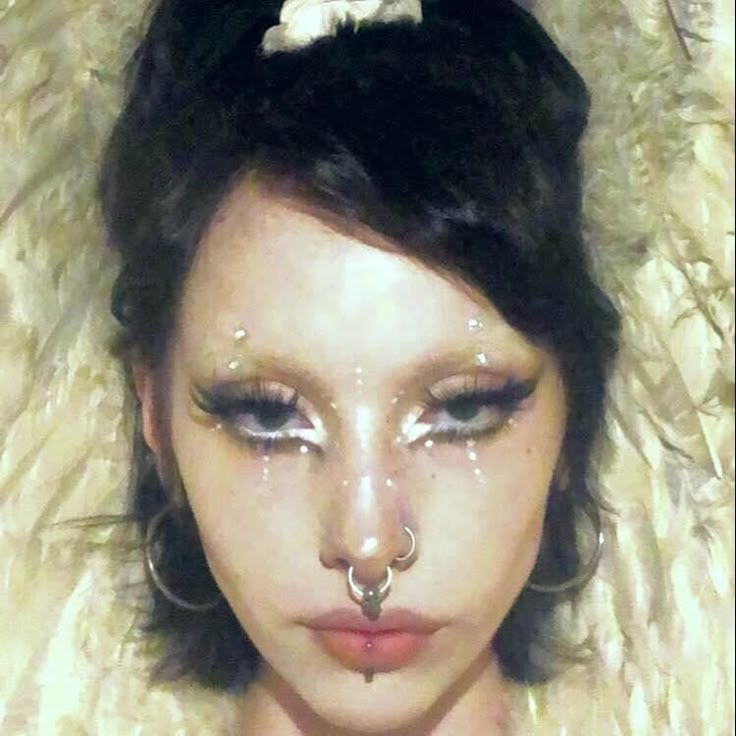 Dramatic Dark Makeup, Easy Eyeshowdow Looks, Alt Eyeliner Looks, Eyebrowless Makeup, White Lashes Make Up, Brown Goth Makeup, Whimsical Makeup Looks, Fae Aesthetic Makeup, Grimes Makeup