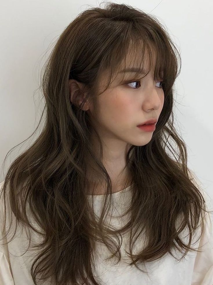 Korean wispy curtain bangs with long waves Haircuts For Long Hair With Bangs, Korean Long Hair, Long Haircuts With Bangs, Bangs Wavy Hair, Hair Inspiration Long, Hairstyles For Layered Hair, Haircuts Straight Hair, Long Hair With Bangs, Haircuts For Long Hair