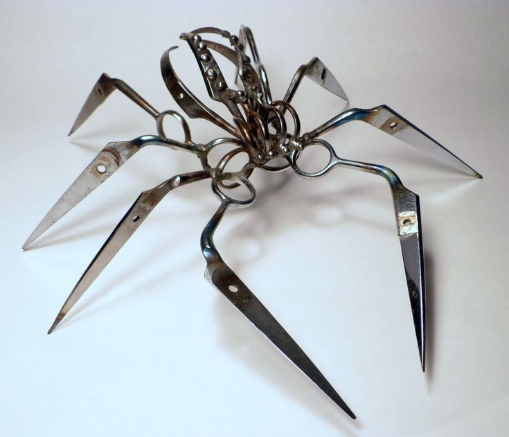 a bunch of scissors that are on top of each other in the shape of a spider