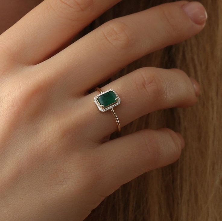 Emerald Finger Ring, Green Emerald Ring Vintage, Emerald Ring For Women, Emerald Green Diamond Ring, Big Emerald Ring, Gem Rings Stones, Emerald Ring Designs, Green Stone Gold Ring, Emerald Green Rings