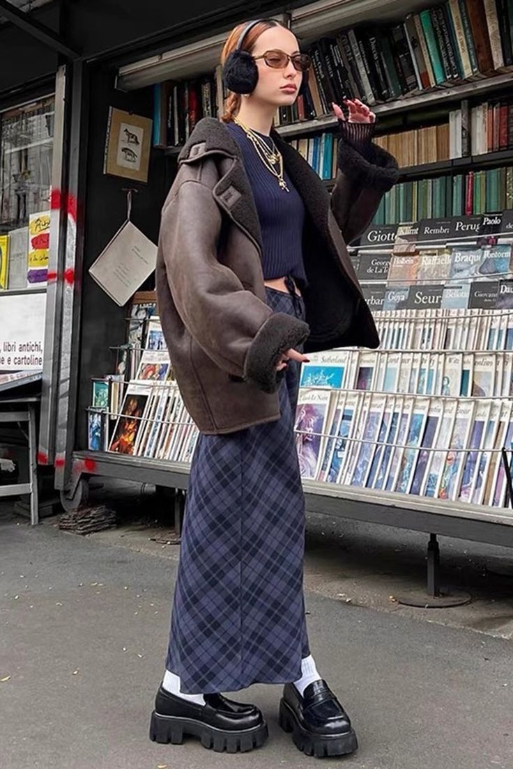 blue plaid maxi skirt, plaid long skirt outfit, fall outfits ideas, autumn outfits inspo Outfits With A Maxi Skirt, Fall Outfit Inspo Y2k, Street Style With Skirt, Dark Maximalist Fashion, Cluttercore Fashion, Outfits Ideas 2024, 90s Skirt Outfits Long, Navy Maxi Skirt Outfit, Blue Outfits Ideas