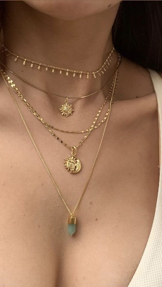 Layered Necklaces Gold, Pretty Jewelry Necklaces, Stacked Necklaces, Necklaces Gold, Jewelry Accessories Ideas, Jewelry Fashion Trends, Classy Jewelry, Jewelry Essentials, Gold Necklace Women