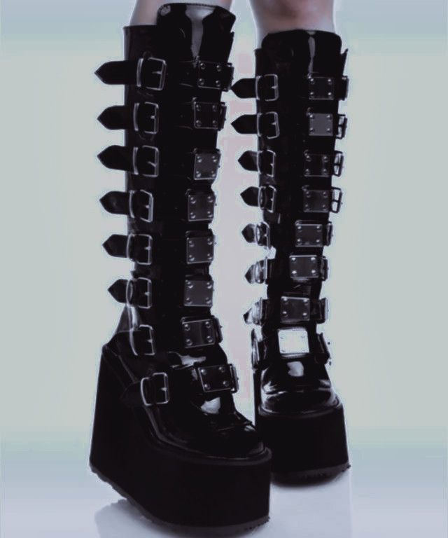 Gothic Boots Aesthetic, Goth Heels Boots, Big Goth Boots, Black Boot Aesthetic, Demonia Boots Aesthetic, Gothic Boots Women, Botas Dark, Gothic Platform Boots, Boot Aesthetic