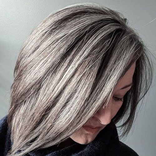 13 Looks con Mechas y Reflejos para Disimular las Canas Balayage Color, Personal Grooming, Gray Hair Highlights, Bob Cut, Silver Hair, Balayage Hair, White Hair, Hair Highlights, Hair Inspo