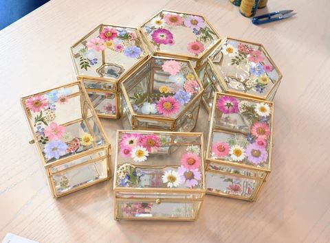 a bunch of mirrors that are sitting on a table with some flowers in the middle