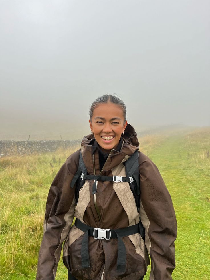 Rain Hike Outfit, Outdoor Rainy Day Outfit, Rainy Walk Outfit, Rainy Day Hiking Outfit, Rain Hiking Outfit, Rainy Hike Outfit, Hiking Backpack Aesthetic, Hiking Rain Outfit, Outdoor Outfit Winter