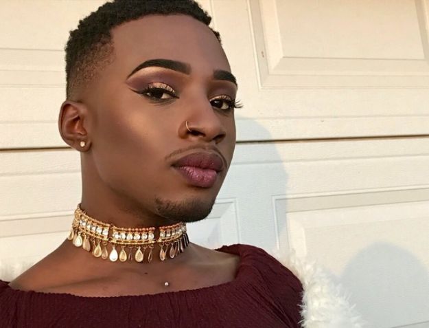 This is 19-year-old Trayvon Dickerson, a freelance makeup artist and waiter from Texas. Male Makeup Artist, Men Wearing Makeup, Black Makeup Artist, Drag Make-up, Gender Fluid Fashion, Freelance Makeup Artist, Male Makeup, Black Makeup, Men's Beauty