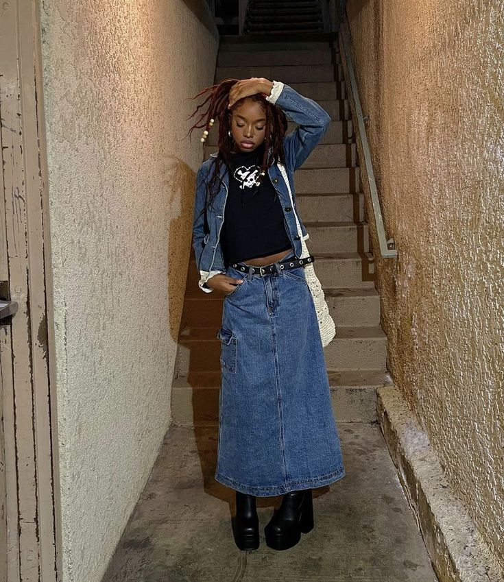 Big Tee Long Skirt, Long Denim Skirt Y2k, Denim Skirt With Boots, Aesthetic Long Denim Skirt Outfit, Denim Maxi Skirt Aesthetic, Fall Denim Skirt Outfits, Denim Maxi Skirt Grunge, Skirt Outfits With Boots, Casual Baggy Full-length Denim Skirt