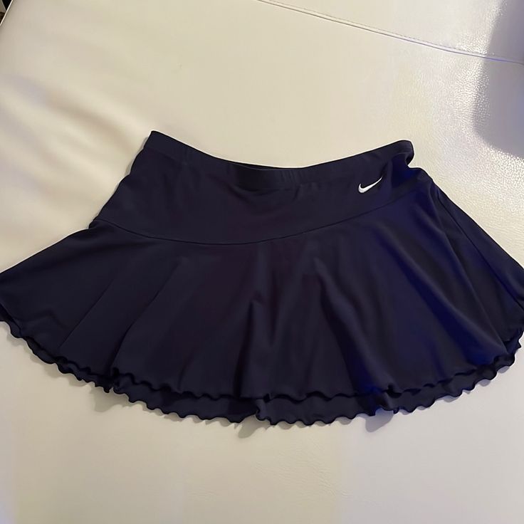 Size M Questions? Leave A Comment Below! Nike Blue Skort For Spring, Cute Tennis Fits, Tennis Uniforms High School, Tennis Top, Tennis Fits, Navy Tennis Skirt, Nike Skirt, Tennis Uniforms, Tennis Outfits