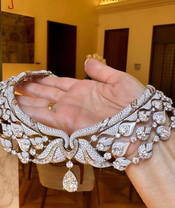 Vintage Royal Jewelry, Cartier Necklace Diamond, Most Expensive Jewelry, Bvlgari Jewelry, Expensive Jewelry Luxury, Fancy Jewellery Designs, Jewelry Accessories Ideas, Cartier Jewelry, Diamond Jewelry Designs