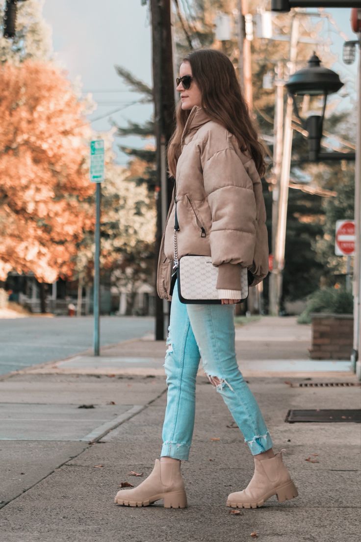 Tan Chunky Boots Outfit Fall, Styling Tan Chelsea Boots Women, Light Chelsea Boots Outfit, Beige Lug Boots Outfit, Sand Boots Outfit, Nude Chelsea Boots, Cream Chunky Boots Outfit, Nude Chelsea Boots Outfit, Tan Lug Boots Outfit