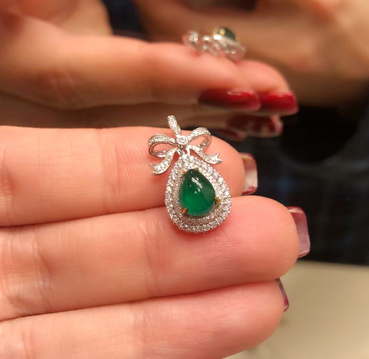 Emerald Pendent Designs, Small Pendent Set Diamond, Stone Pendent Designs, Pandent Design, Small Diamond Pendant, Silver Pendent, Diamond Locket, Locket Design, Fine Pearl Jewelry