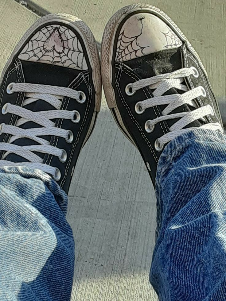 Drawing On Converse, Converse Drawing, Doodle Shoes, Sharpie Shoes, Converse Design, Grunge Shoes, Painted Converse, Converse Aesthetic, Estilo Hippy