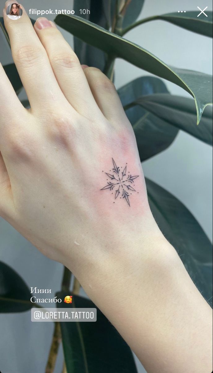 tatuagem ornamental no dorso da mão Beautiful Hand Tattoos, Winter Tattoos, Snowflake Tattoos, Winter Tattoo, Snow Tattoo, Snow Flake Tattoo, Quartz Nails, Hand And Finger Tattoos, Ornamental Tattoo