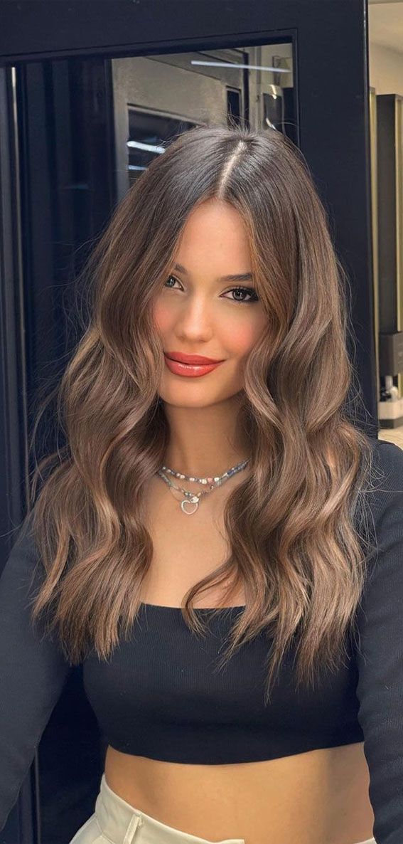 Biscuit Brunette Hair, Winter Hair Colours 2023, Balayage Hazelnut Hair, Biscuit Hair Colour, Full Brown Hair Colour, Cool Winter Hair Color Ideas, Biscuit Brown Hair, Winter Hair Colors 2023, Brown Sugar Balayage