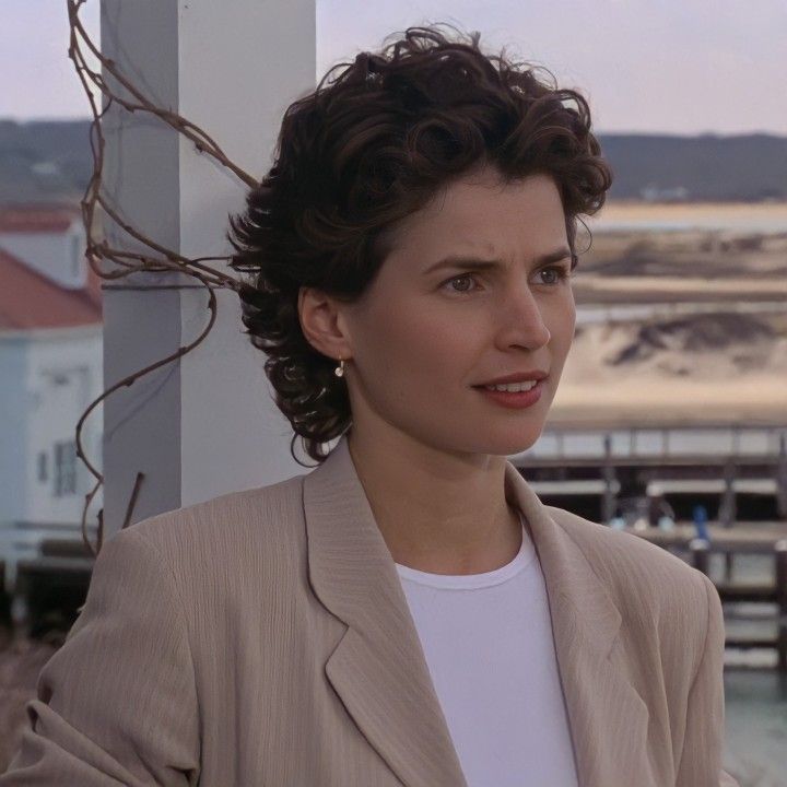 Julia Ormond as Sabrina Fairchild in Sabrina (1995) Sabrina Fairchild Aesthetic, Sabrina 1995 Outfits, Julia Ormond Hair, Sabrina 1995 Aesthetic, Julia Ormond Sabrina, Sabrina Haircut, Pixi Haircut, Sabrina 1995, Pink Matcha