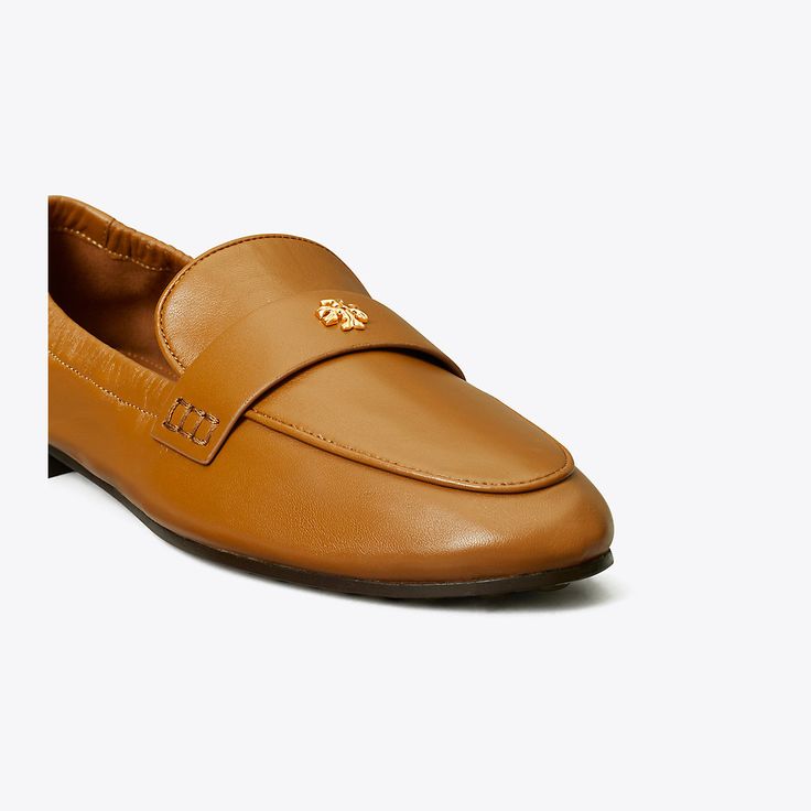 Our Ballet Loafer® is an interpretation of two classics — the flexibility of a ballet slipper with the profile of a loafer. The insole provides performance-level comfort, ruched sides secure the foot and treads on the outsole add traction. It is crafted in leather and detailed with a Double T in brushed gold. The shoe's edges are hand-painted and the strap is hand-stitched. Designer Flats, Ballet Slippers, Comfortable Flats, Footwear Design Women, Designing Women, Tory Burch, Designer Shoes, Casual Looks, Leather Upper