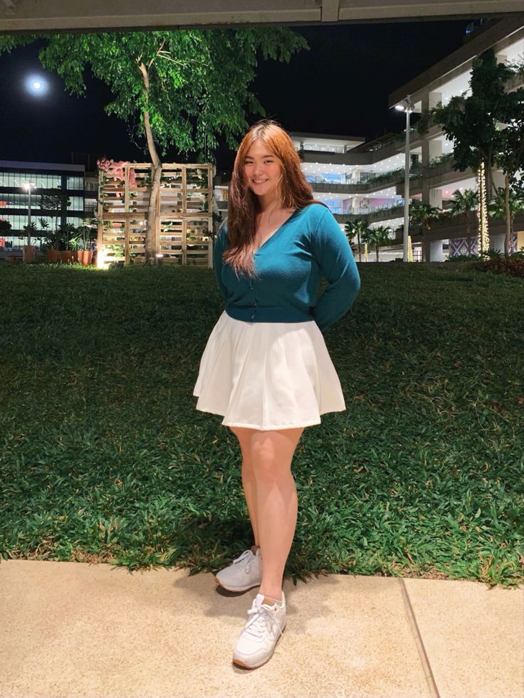 Plus Size Outfits Aesthetic Korean, White Pleated Skirt Outfit Plus Size, Skirt Ideas For Plus Size, Tennis Skirt Plus Size Outfit, Curvy Tennis Skirt Outfit, White Skirt Plus Size Outfit, Plussize Outfit Summer Casual, White Tennis Skirt Outfit Plus Size, Korean Curvy Outfit