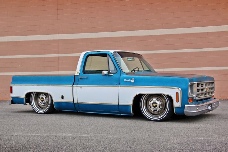 a blue and white truck parked in front of a building