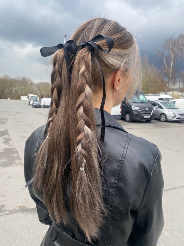 Ribbon Accessories Fashion, Sever Hairstyles, Hairstyles With Black Headband, Braids With Bows Aesthetic, Updo Hairstyles With Ribbon, Braided Hairstyles Ribbon, Hair Braided With Ribbon, Rush Week Hairstyles, Double Ribbon Hairstyle