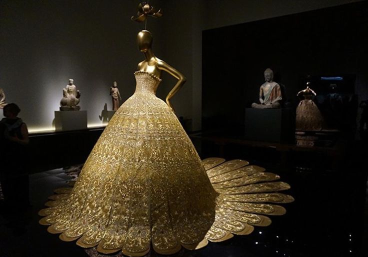 Guo’s magnificent gold dress was inspired by a uniform worn by Napoleon Bonaparte: “it moved me that a soldier would wear such impeccable clothes, even though he could be killed in battle at any moment.” Glass Exhibition, Guo Pei, Costume Institute, Through The Looking Glass, Gold Dress, Metropolitan Museum Of Art, Metropolitan Museum, Fancy Dresses, A Dress