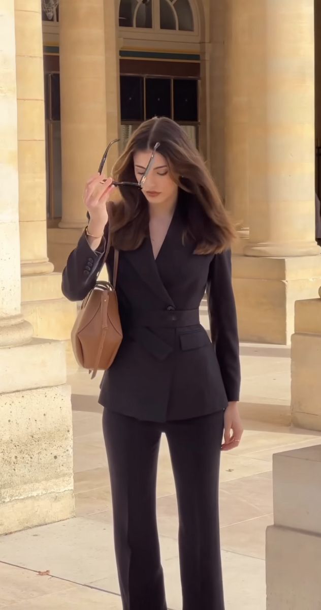 Stylish Office Wear, Women Lawyer, Lawyer Fashion, Lawyer Outfit, Stylish Work Attire, Stylish Office, Woman Suit Fashion, Classy Work Outfits, Work Style