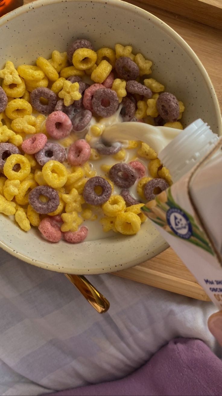 a bowl filled with cereal and cereal rings