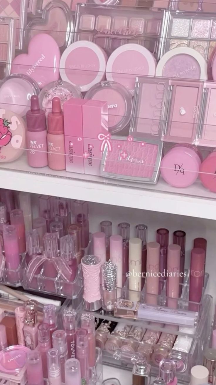 Cut from @AestheticSofiaofficial Pink Makeup Products Aesthetic, Makeup Beauty Room, Everyday Makeup Routine, Fancy Makeup, Pink Girly Things, Pink Makeup, Makeup Items, Gorgeous Makeup, Makeup Brands