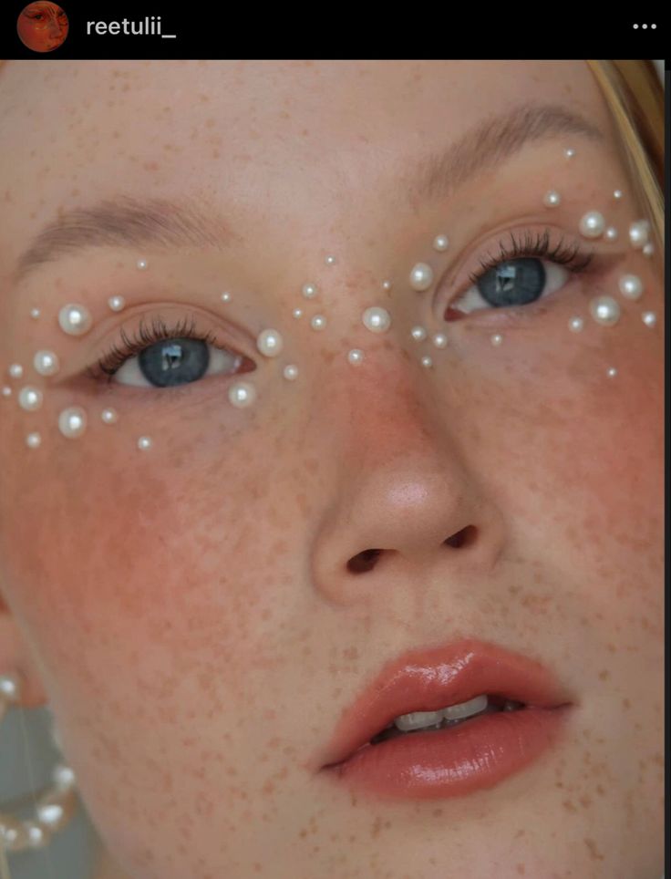 Pearl Festival Makeup, Pearl Bead Makeup, Diamond And Pearl Eye Makeup, Face Pearls Ideas, Pearl Editorial Makeup, Peal Makeup, Pearl Pink Makeup, Stick On Pearls Makeup, Pearl Makeup Looks Editorial