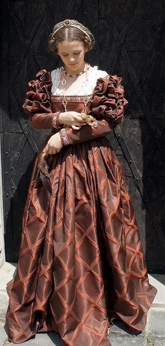 1570s Dress, 1400s German Fashion, Spain Historical Fashion, Historical Italian Fashion, 1300s Womens Fashion, 1620s Fashion Women, 1500s Womens Fashion, Renesance Dresses, 1600s German Fashion