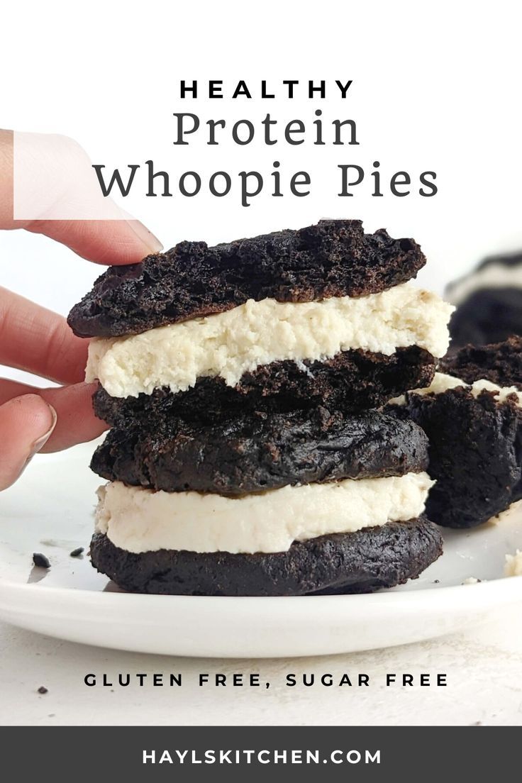 Amazing healthy Protein Whoopie Pies - soft and rich protein cake with a protein cream cheese and yogurt filling. Healthier whoopie pie recipes is sugar free, vegan and low calorie too! Protein Cream Cheese, Healthy Protein Desserts, Protein Baking, High Protein Desserts, Protein Cake, Healthy Protein Snacks, Protein Bar Recipes, Whoopie Pie, Protein Treats