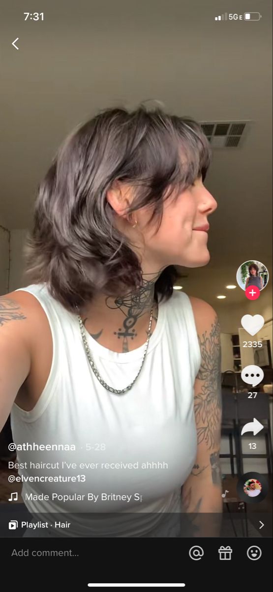 Lesbian Medium Length Hair, Queer Shoulder Length Hair, Lesbian Haircuts Medium, Shoulder Length Mullet Women, Futch Haircut, Short Hair Cuts Wavy, Female Mullet Straight Hair, Queer Women Hair, Blonde Underneath Brown Hair Curly