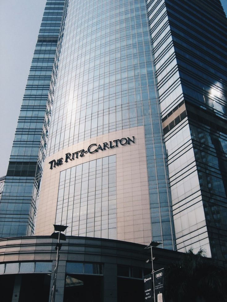 the pittz carlton building in singapore is very tall and has a sign on it