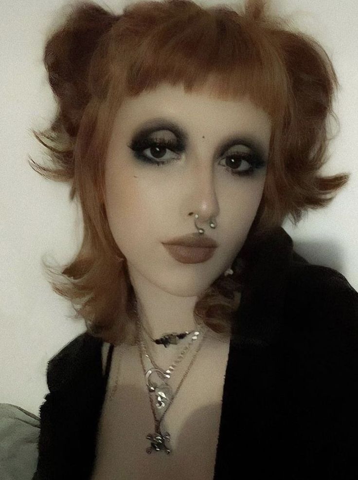 1920s Hollywood Makeup, Simple Punk Makeup, Alt Valentines Makeup, Alternative Makeup Ideas, No Eyebrow Makeup, Sickly Makeup, No Eyebrows Makeup Look, Makeup Looks Alt, Alt Makeup Ideas