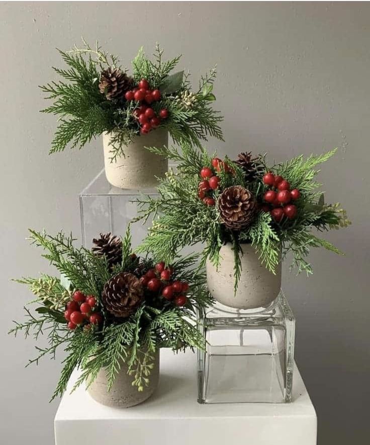 Table Centre Pieces Christmas, Center Table Christmas Decorations, Christmas Arrangements Rustic, Christmas Flower Table Arrangements, Christmas Centerpieces Flowers, Pinecone Table Centerpieces, Christmas Small Centerpieces, Winter Foliage Arrangements, Christmas Table Centrepiece Ideas Diy