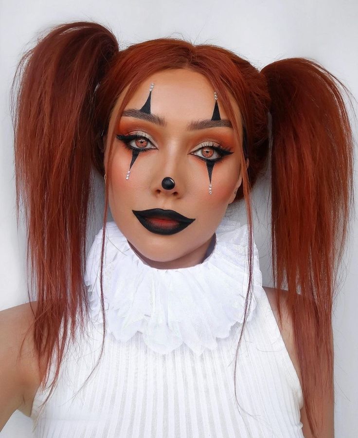 Clown Faces Makeup, Puppet Make Up Halloween, Clown Makeup Simple Cute, Helowen Make-up, Women Clown Costume Diy, Clown Pigtails, Halloween Makeup Pennywise, Halloween Clown Makeup Ideas, Pumpkin Clown Makeup