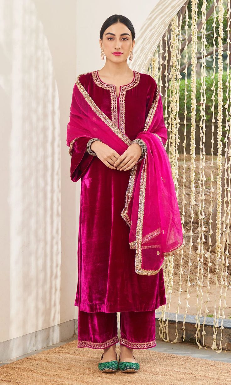 Pink Velvet Suit, Simple Suit Designs, Velvet Shawls, Latest Punjabi Suits, Dabka Work, Velvet Dupatta, Rani Pink, Velvet Dress Designs, Velvet Suit