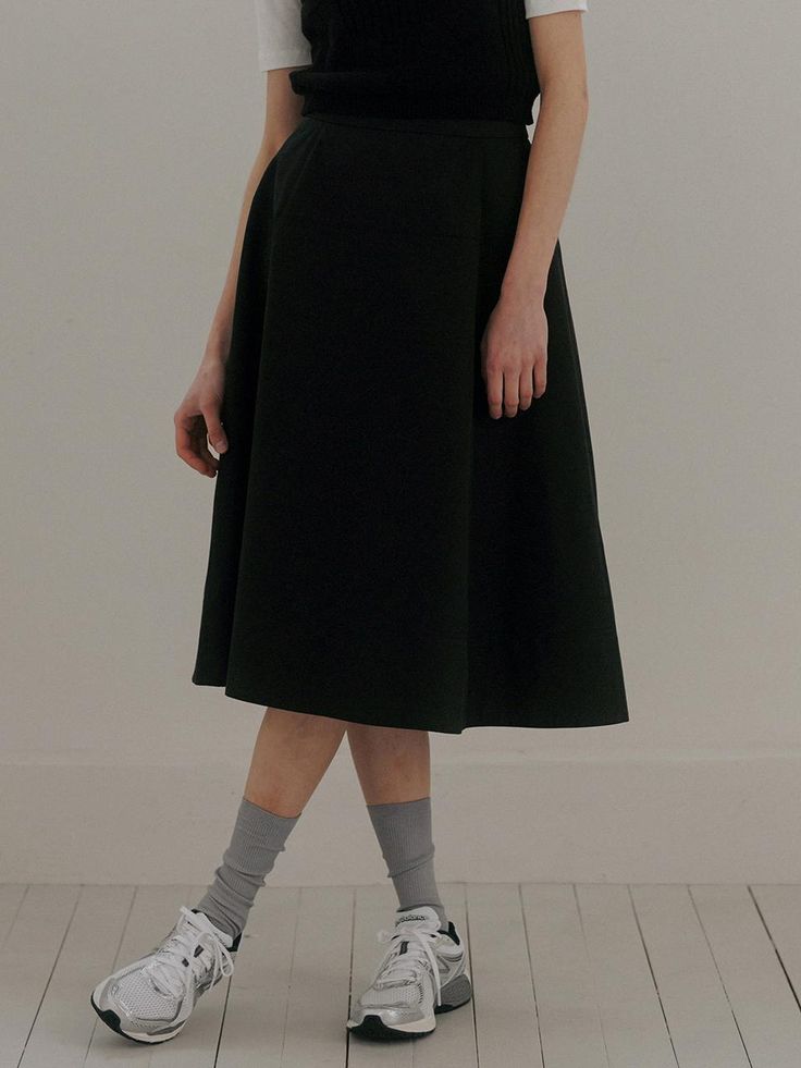 Composition : 겉감 cotton 65, polyester 35 안감 polyester94.5, polyurethane 5.5Country of Origin : Republic of Korea Skirt Black, Midi Skirt, Cotton Blend, Composition, Skirt, Clothes For Women, Clothes, Black, Design