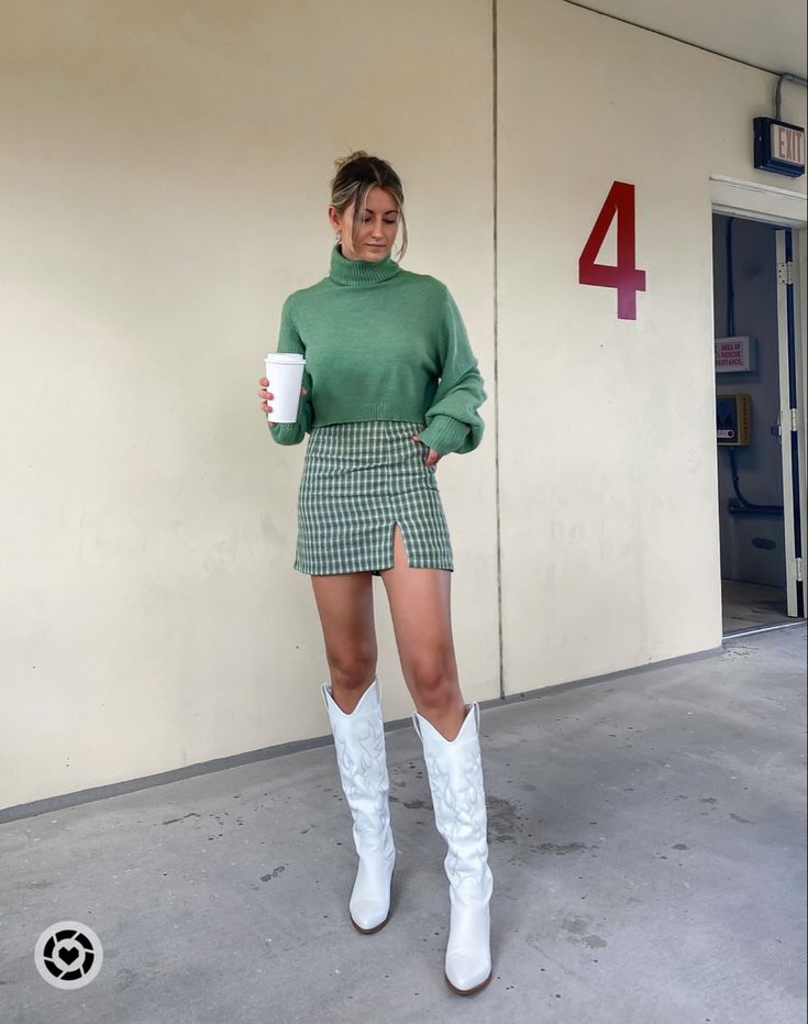 White Boot Outfit Fall, Mini Skirt And Sweater Outfit, Mini Skirt And Sweater, White Cowgirl Boots Outfit, Cowgirl Boots White, Skirt Boots Outfit, Cowboy Boots Outfit Fall, Skirt And Sweater Outfit, Boots Outfit Ideas