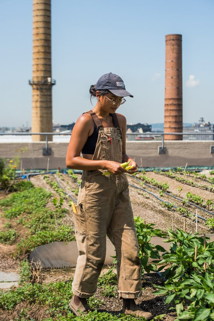 Farm Clothes, Gardening Outfit, Granola Girl, Bib Overalls, Look Plus, Fashion Inspo Outfits, Birkenstock, Work Outfit, Style Me