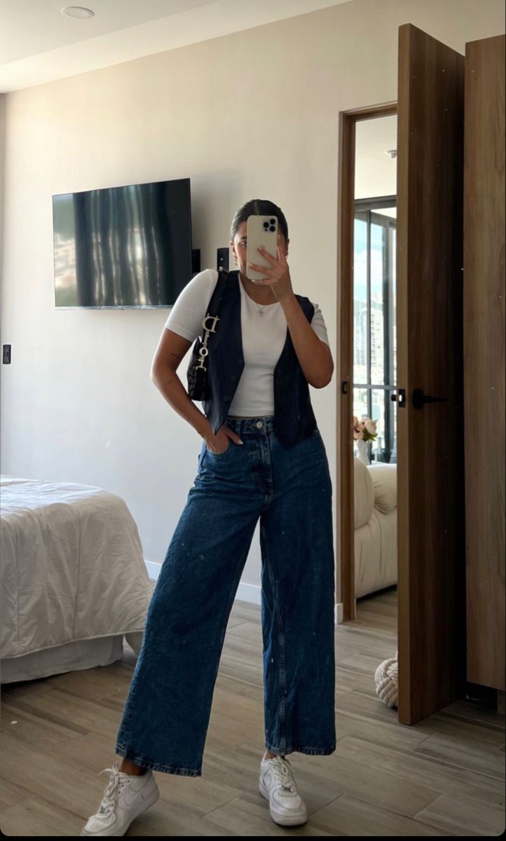 Wide Leg Outfits, Bored Drawing, Wide Leg Jeans Outfits, Patch Pocket Jeans, Outfit Ideaa, Chic Outfits Edgy, Wide Leg Outfit, Culottes Outfit, Wide Leg Jeans Outfit