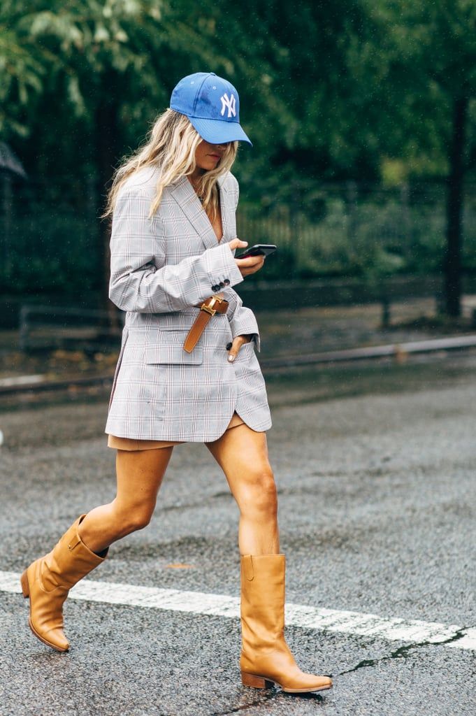 Baseball Hat Outfit, Botas Western, Baseball Cap Outfit, Street Style 2018, Cap Outfit, Pretty Skirts, Popsugar Fashion, Outfits With Hats, Cowboy Boot