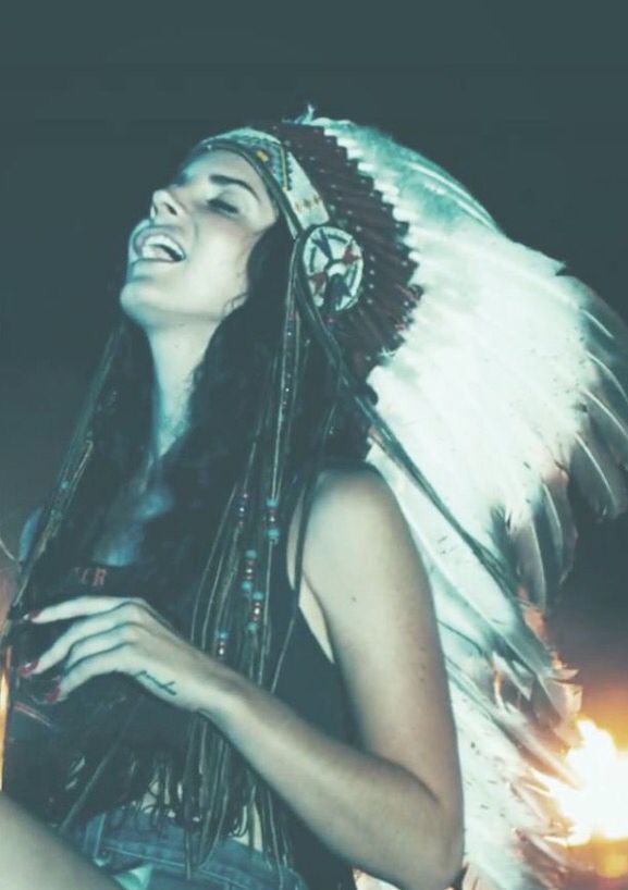 Lana Banana Lana Del Rey Wallpaper, Feather Headdress, American Culture, Native American Culture, Music Icon, Headdress, Lana Del Rey, Native American, Tumblr