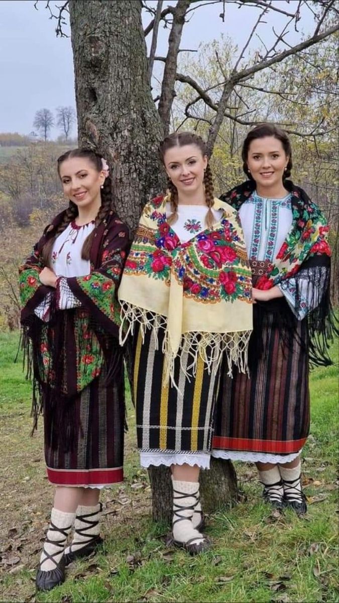 Romanian Clothes, Romanian Culture, Romanian Clothing, Ethnic Beauty, Folk Clothing, Folk Dresses, Folk Dance, Folk Fashion, Russian Fashion